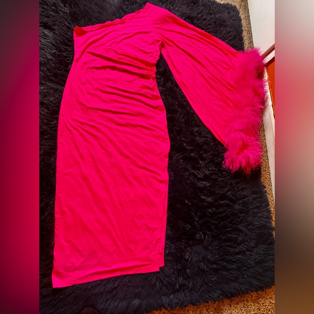 AKIRA BRING THE DRAMA ONE SLEEVE FEATHER DRESS. SIZE XL - Picture 14 of 16